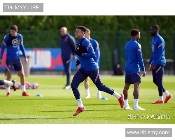 足球球星突然一脚踢出球瞬间，猫猫被吓得猛地跳起，表情超可爱